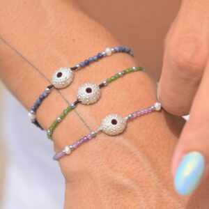 Bracelet ajustable, oursin en argent et pierres fines porté