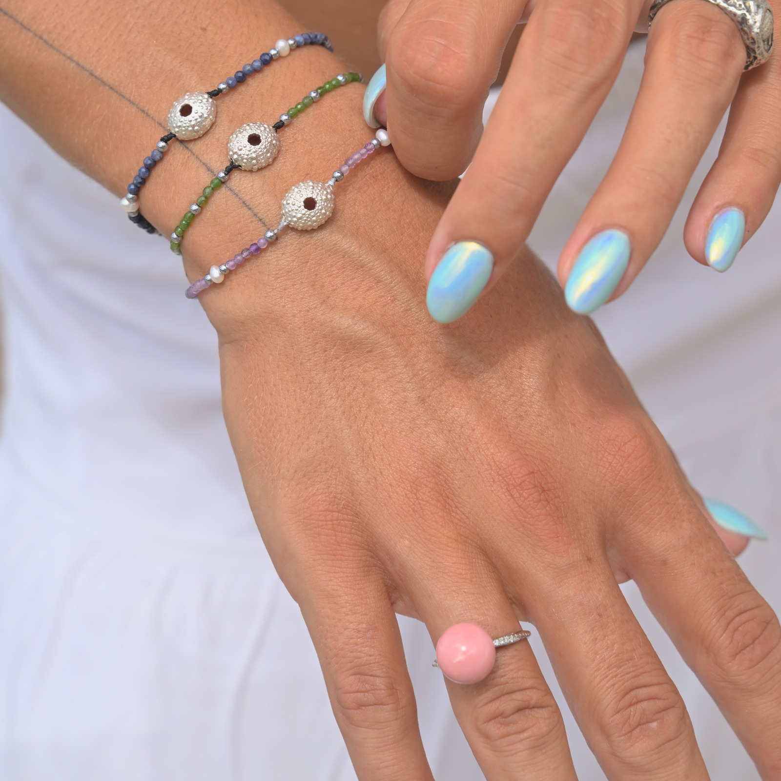 Bracelet ajustable, oursin en argent et pierres fines porté