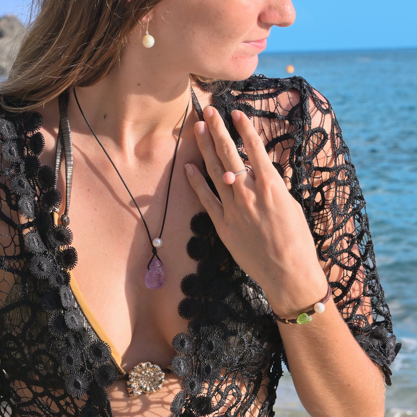 Bague en or blanc, perle de lambis rose et diamants porté