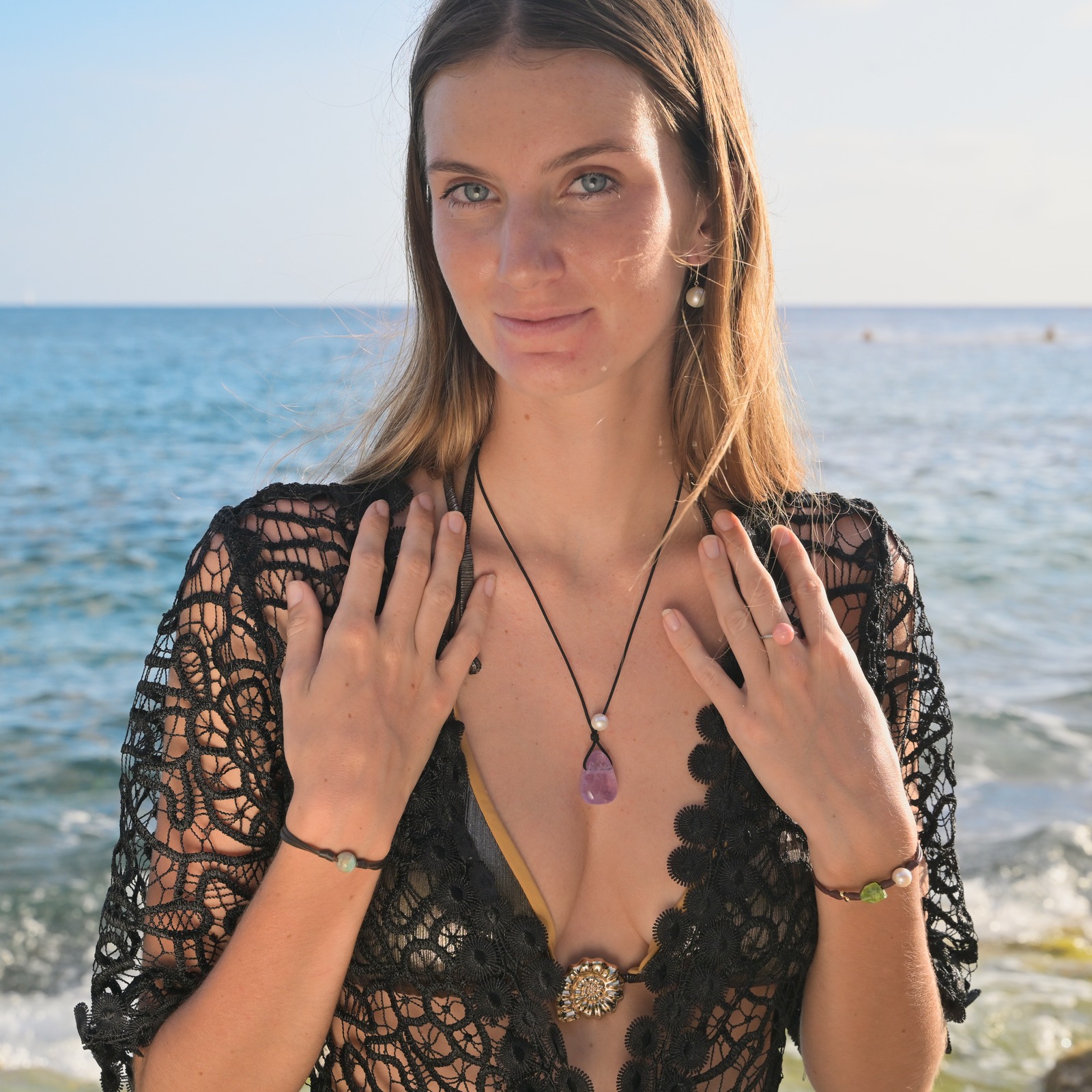 Bague en or blanc, perle de lambis rose et diamants porté